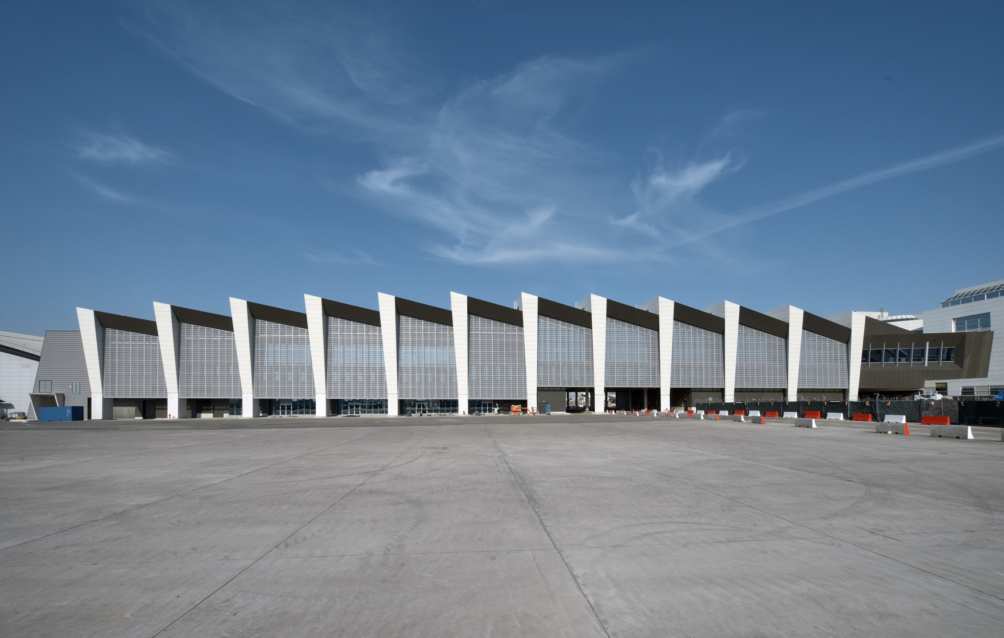 Аэропорт грузовой терминал телефон. Аэропорт Таллин. Грузовой терминал аэропорта. Грузовой терминал Кольцово. Таллинский аэропорт.